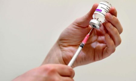 L’immagine del vaccino AstraZeneca dopo lo stop europeo